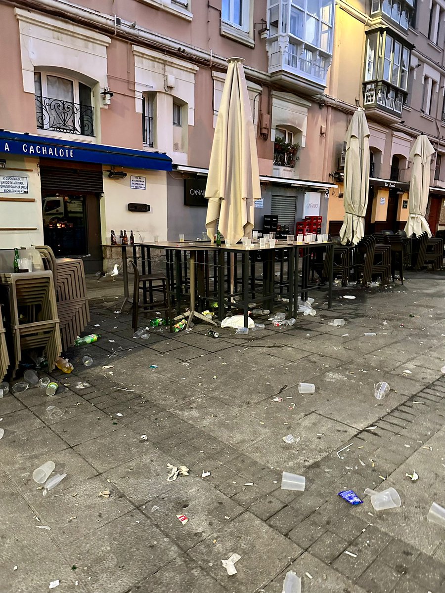 AA.VV. Pombo - Cañadío - Ensanche (@aavvpombocdio) on Twitter photo Séptima noche grande y correspondiente amanecer en el Ensanche. Nadie responde ante este atropello contra la salud, el medio ambiente y la convivencia cívica. ¿Hay alguien ahí, <a href="/gemaigual/">Gema Igual Ortiz</a>? Séptima noche grande y correspondiente amanecer en el Ensanche. Nadie responde ante este atropello contra la salud, el medio ambiente y la convivencia cívica. ¿Hay alguien ahí, <a href="/gemaigual/">Gema Igual Ortiz</a>?