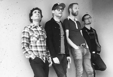 Human Beans es un cuarteto de un británico y tres ovetenses que desde 2017 despliega en #Oviedo su #rock'n'roll energético. En 2021 publica un primer disco, The very best of... del que radiamos Out in the field, Big bear jaws y Stuck in the muck. lascallesdelpop.net/Lista%20Entrev…