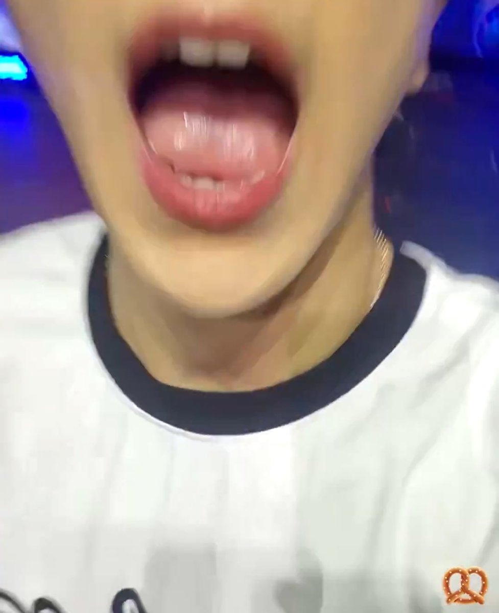 살다살다 내 아이돌의 입속탐방이라니
하지만 가장 먼저 보이는 건
감당안되는 스팸과 앞니 두톨 ㅋㅋㅋㅋㅋㅋㅋㅋㅋㅋㅋㅋㅋㅋㅋㅋㅋㅋㅋㅋㅌㅋㅋㅋㅋㅋㅋ