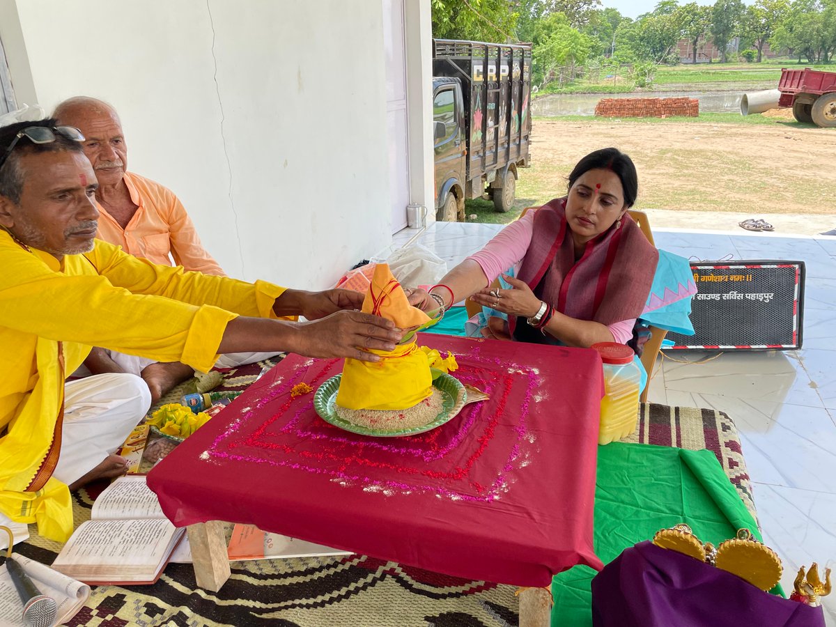 KiranPbihar's tweet photo. प्रभु श्रीराम की पूजा एवं अखण्ड कीर्तन का संकल्प
उसके पश्चात कीर्तन मंडली को सम्मानित कर प्रणाम किया 🙏
.
.
.
.
.
.
.
.
#kiranprabhakar #politicians #Bihar #SocialServices #LokSabha #kindnessmatters #viralpost2024 #developmentofbihar #बिहार #BiharNews #BiharPolitics #Bihardevelopment #GodsBlessings