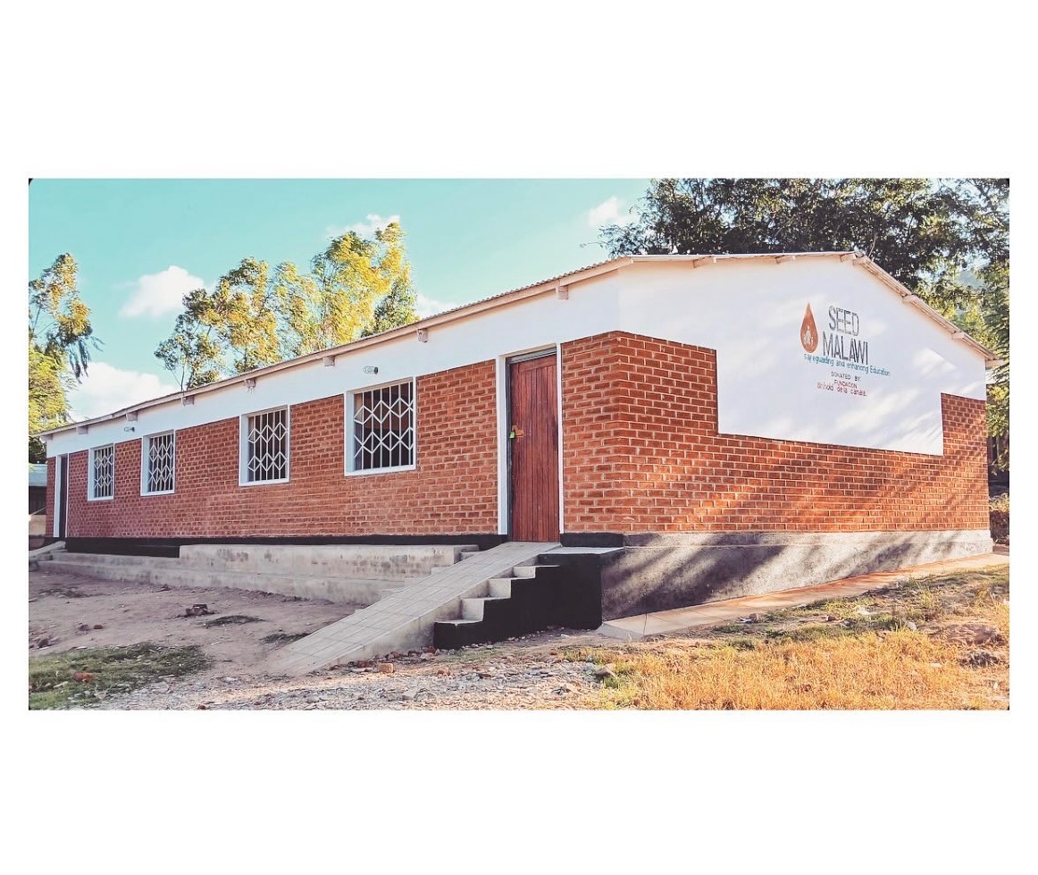 SeedMalawi's tweet photo. Eighth school build: DONE ✅

We have installed electricity into this block so it can be used for evening classes too.💡 

In all the schools where we have built classroom blocks, attendance rates have improved. Pupils also feel more empowered and safe. 

#buildingschools https://t.co/Q9pi3a7BMX