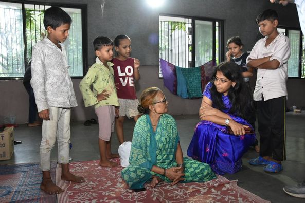 માન. કમિશ્નર શ્રીમતી શાલીની અગ્રવાલ IAS દ્વારા તા. ૨૫.૦૭.૨૦૨૪ ના રોજ અલથાણ ભટાર કોમ્યુનિટી હોલ ખાતે શરૂ કરવામાં આવેલ રીલિફ સેન્ટરની મુલાકાત લઈ અસરગ્રસ્તો માટે ફૂડ પેકેટ,પાણી અને અન્ય સુવિધા તથા અસરગ્રસ્તોની આરોગ્ય સુવિધા બાબતે ઉપસ્થિત મેડિકલ ટીમ પાસેથી માહિતી મેળવી હતી.