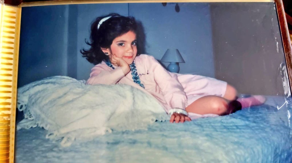 Con esta carita de guapa te seduzco para que te vengas a mi directo en aprox. una hora 🤌✨.

Tengo un dolor de cabeza brutal así que será un Stream componiendo de chill 🐔.

¿Me acompañas en mi último día de trabajo hasta Septiembre 🥹?