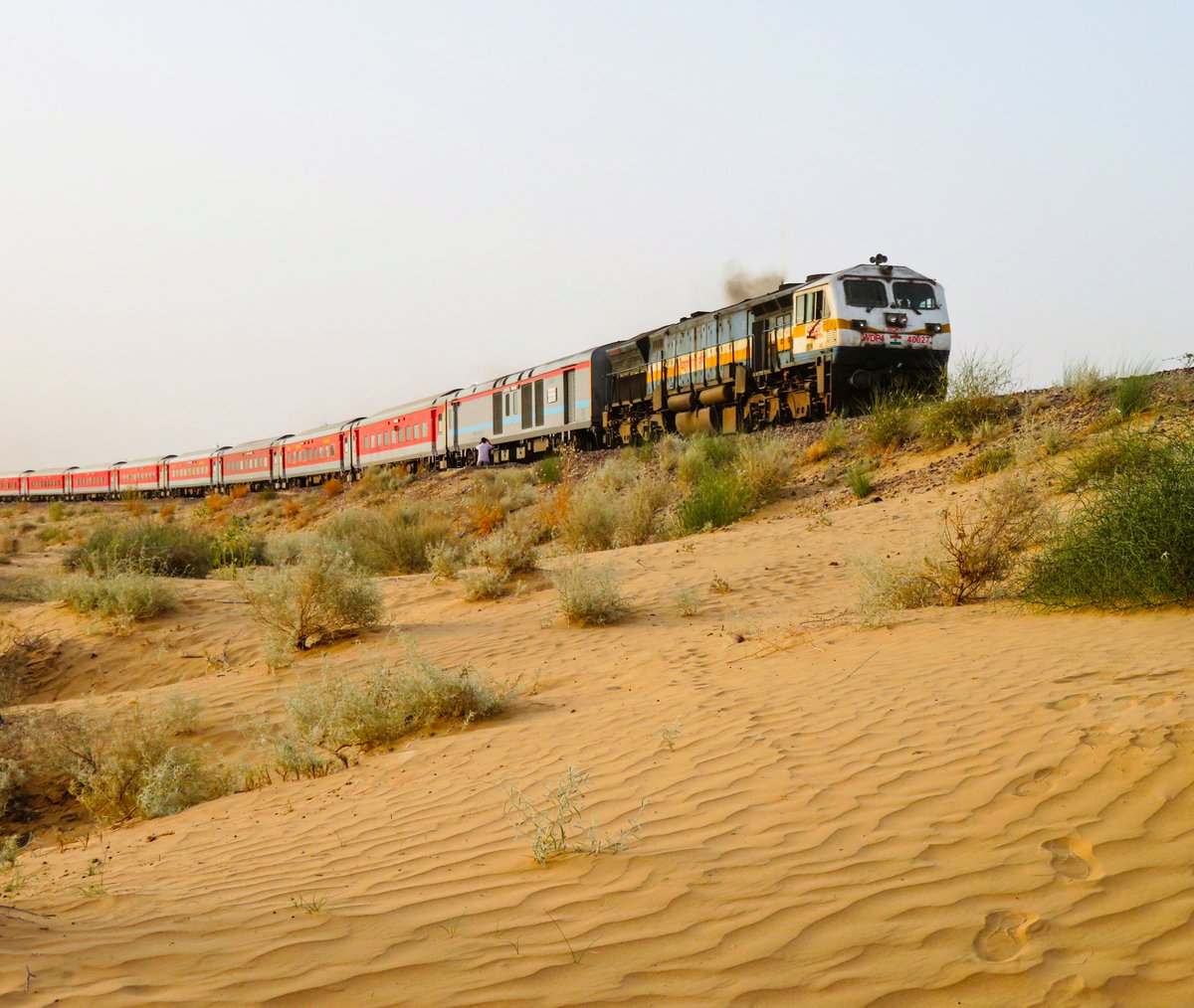 NWRailways's tweet photo. #Caption 
फोटो देखकर अगर कुछ आए याद 
शेयर करो अपनी बात 
फोटो री-पोस्ट की जाएगी आपके बेस्ट #Caption के साथ https://t.co/MpGuD4u3rp