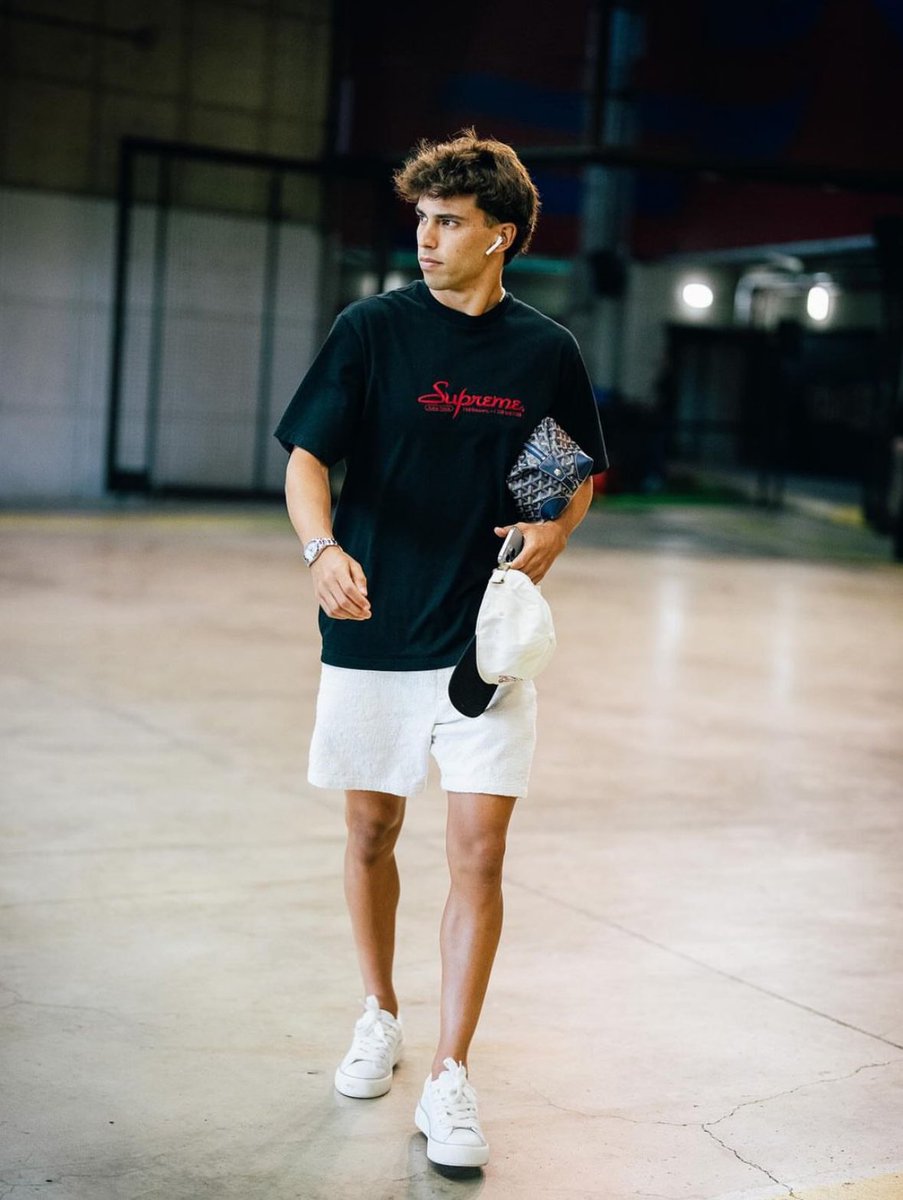 FabrizioRomano's tweet photo. ⚪️🔴🇵🇹 João Félix, back in Madrid to train alone supported by Atlético Madrid staff.

No chance to stay at Atléti as club wants to sell him… and he wants to leave.

Unai Emery, insisting with dream signing but Aston Villa will try to reduce expensive package. 

One to watch. https://t.co/XSy4LDLQeK