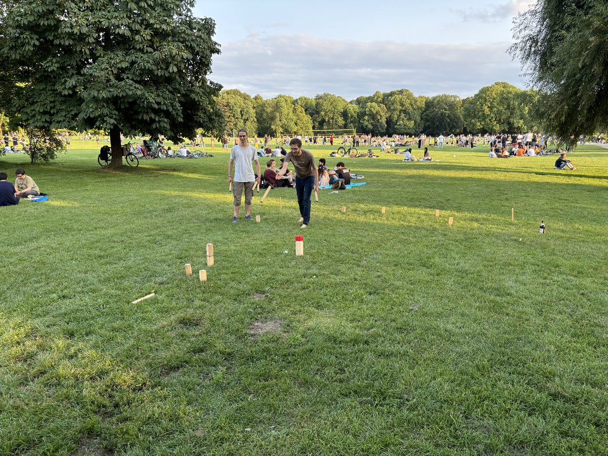 apoethig's tweet image. Little farewell for our visiting students Diego, Nicholas and Aniket from Italy and India. With a bit of volley ball and Kubb (and of course sun burn for the lab rats :)) in the English Garden. All the best for your future!