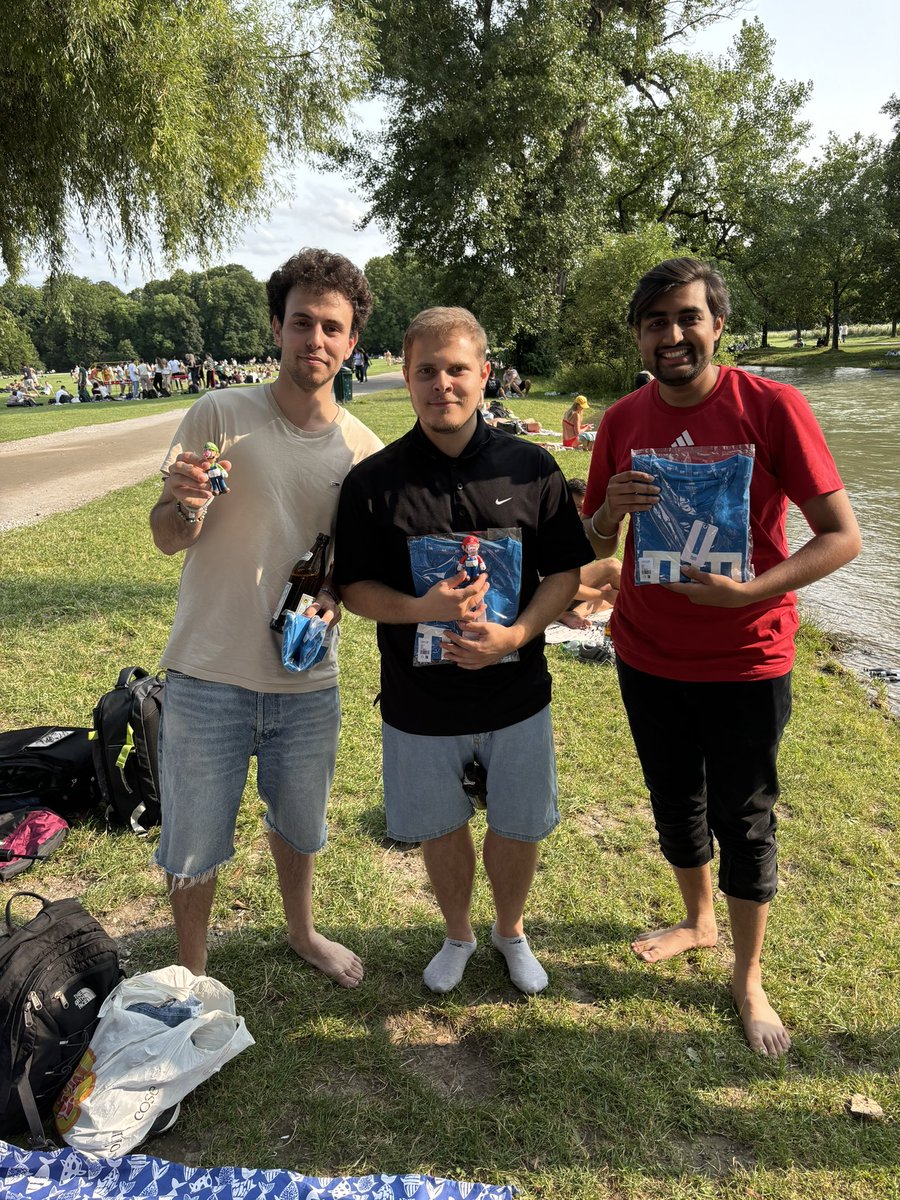 apoethig's tweet image. Little farewell for our visiting students Diego, Nicholas and Aniket from Italy and India. With a bit of volley ball and Kubb (and of course sun burn for the lab rats :)) in the English Garden. All the best for your future!