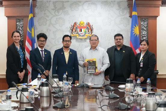 JohariAbdul_MY's tweet photo. Menerima kunjungan hormat Gabungan Pilihan Raya Bersih dan Adil (BERSIH) di Parlimen Malaysia dan menerima memorandum 10 tuntutan reformasi institusi termasuk reformasi sistem pilihan raya,  pemerkasaan institusi Parlimen Malaysia melalui rang undang-undang perkhidmatan Parlimen serta pindaan peraturan mesyuarat Dewan Rakyat.