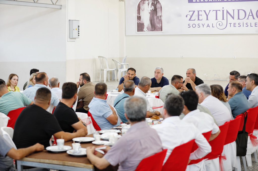 profdrtcelik's tweet photo. Bu sabah Zeytindağ ve çevre mahallerimizin muhtarları ile bir araya geldik. Bölgedeki ihtiyaç ve taleplerini dinlediğimiz toplantımızda, müdürlerimiz ile birlikte çözümleri yerinde üretiyoruz. Birlikte, Bergama’mızı yükselteceğiz. https://t.co/gWF6ZQGl2T