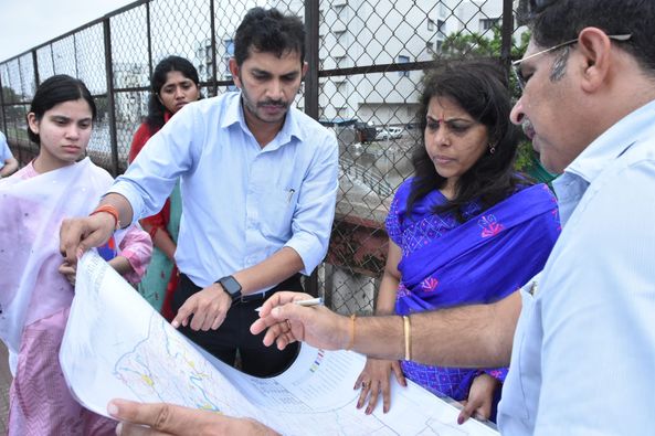 સુરત શહેરમાં સતત વરસી રહેલ ભારે વરસાદના કારણે શહેરના નીચાણવાળા તથા ખાડી કિનારાના વિસ્તારોની માન.કમિશ્નર શ્રીમતી શાલીની અગ્રવાલ IAS દ્વારા તા.૨૫.૦૭.૨૦૨૪ના રોજ મુલાકાત લેવામાં આવેલ તથા સ્થાનિક લોકો સાથે ચર્ચા કરવામાં આવેલ અને રાહત કામગીરી બાબતે સુચના આપી હતી.