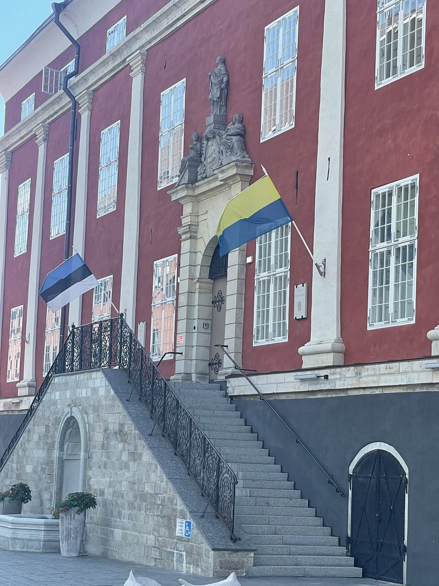 Narva linnavalitsus oma kavalaimas - oleme Eesti ja paneme välja Ukraina lipu, aga teate, vink-vink, paneme ta tagurpidi!