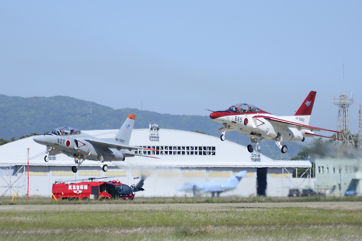 飛行訓練用実物 　芦屋基地T4 芦屋基地所属のT-4ですが、スペマのT-4を😊 #築城基地 #築城基地