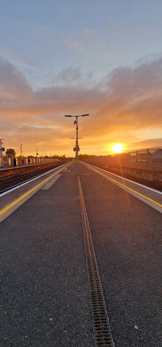 Newbridge station at 6am <a href="/IrishRail/">Iarnród Éireann</a>  #HappyFriday