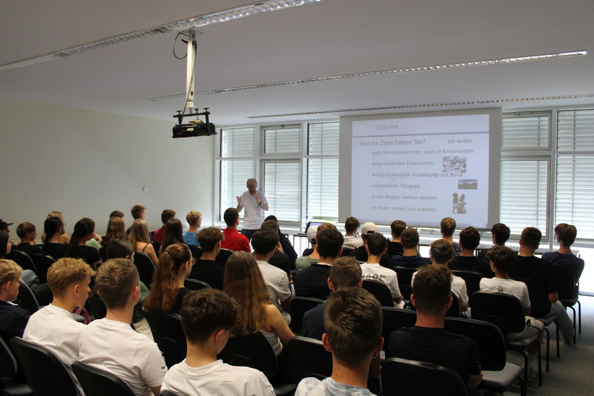 EDVSchulen's tweet photo. Am Ende dieses Schuljahres hat uns die Realschule #Plattling mit 3 Klassen besucht. Motto: Die Vielfalt der #IT kennenlernen!
#Ausbildung #Weiterbildung #Fachinformatiker #Wirtschaftsinformatik #Anwendungsentwicklung #Systemintegration #Bachelor #EDVSchulenPlattling https://t.co/eZ2vBl87LQ