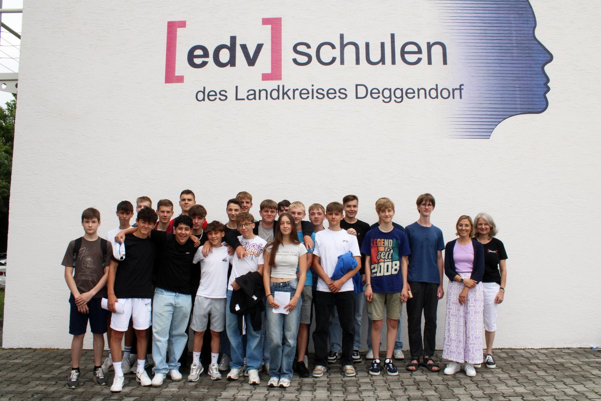 EDVSchulen's tweet photo. Am Ende dieses Schuljahres hat uns die Realschule #Plattling mit 3 Klassen besucht. Motto: Die Vielfalt der #IT kennenlernen!
#Ausbildung #Weiterbildung #Fachinformatiker #Wirtschaftsinformatik #Anwendungsentwicklung #Systemintegration #Bachelor #EDVSchulenPlattling https://t.co/eZ2vBl87LQ