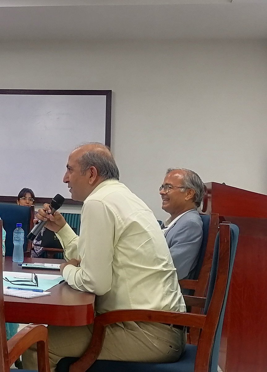 fass_air's tweet image. The special and surprise session at #FASSWKSP24 by @fass_air with 🎙️ Dr. Asad Majeed Khan (@asadmk17) on Pakistan - USA Relations. He shares his exclusive remarks to a captivated audience 📚✨ with Dean FASS Dr. @adilsultan moderating.

#islamabad #SecurityIssues

@Aiza_Azam