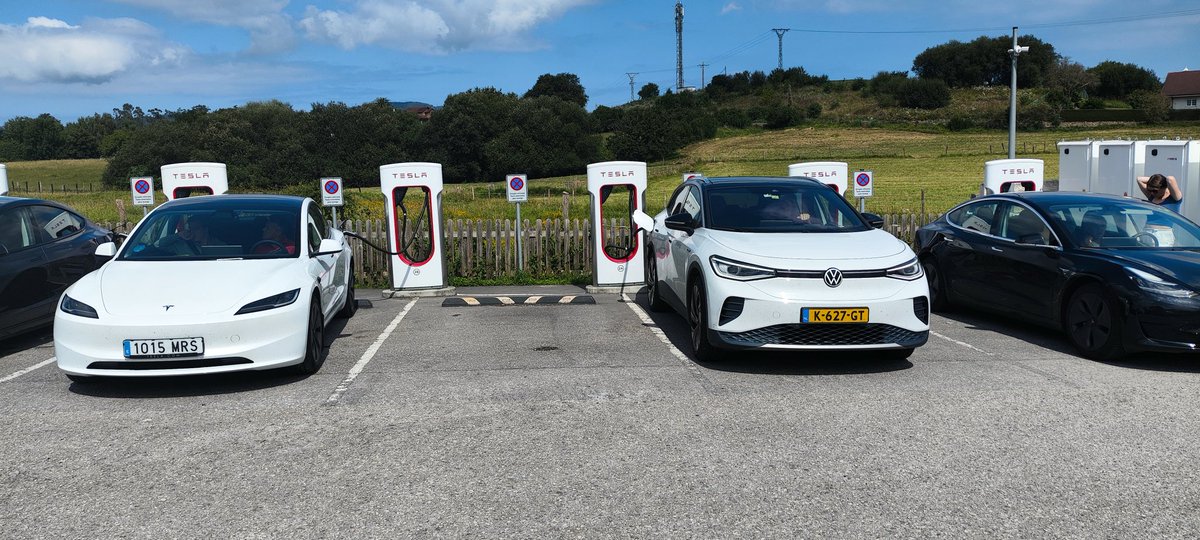 Ro_S17's tweet photo. @Tesla  tenemos un Tesla y estamos esperando varios usuarios de Tesla para cargar, pero otros coches de otras marcas nos lo impiden https://t.co/tSeB47MCYd