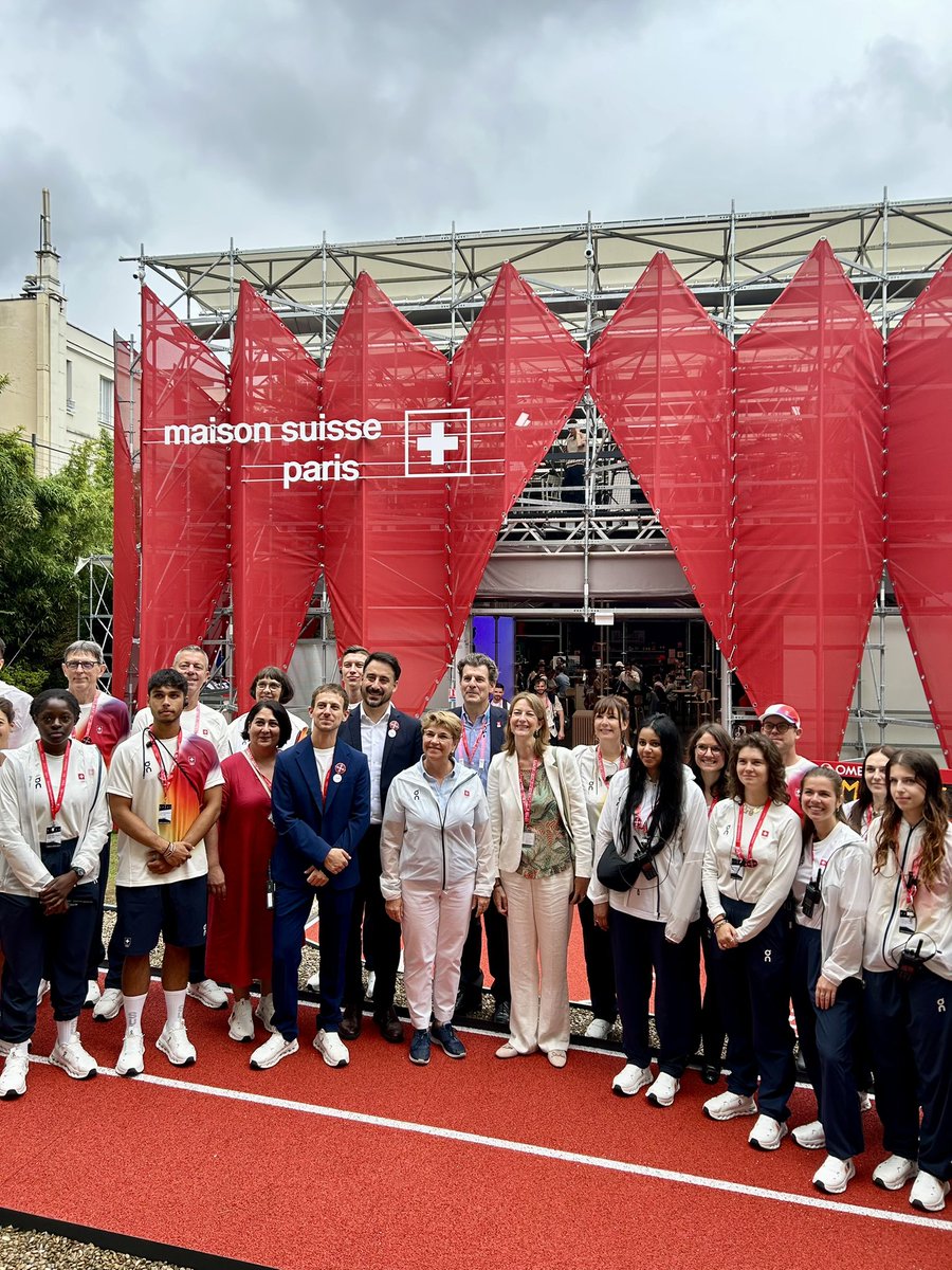 En visite à la « Maison Suisse » dans le jardin de l’<a href="/AmbSuisseParis/">Ambassade de Suisse en France</a>. 🇨🇭 Pendant toute la durée de #Paris2024, cette installation temporaire offre un lieu de rencontre et une occasion unique de présenter la diversité et la force d’innovation de notre pays. <a href="/AbtSwitzerland/">About Switzerland</a>