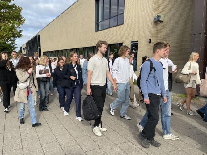 Glæd jer, nye studerende - det gør vi! Flere har søgt ind på <a href="/roskildeuni/">RUC</a>  i år, og det betyder, at 1783 er blevet tilbudt en plads hos os. Herfra har du mulighed for at gøre en forskel i verden både under studiet og som færdiguddannet – og for at forme din uddannelse #uddpol