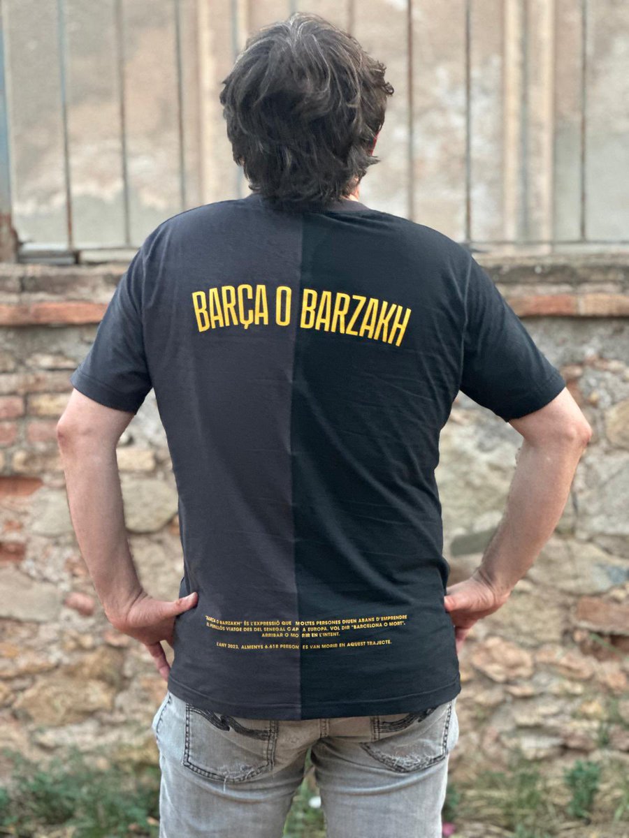 Una camiseta para ser més que un club. Los de <a href="/topmantabcn/">manteros barcelona</a> lanzan la camiseta oficial contra el racismo. Parece una paradoja: BARÇA O BARZAKH es la frase que las personas de Senegal dicen antes de emprender su peligroso viaje hacia Europa a bordo de un cayuco. Quiere decir