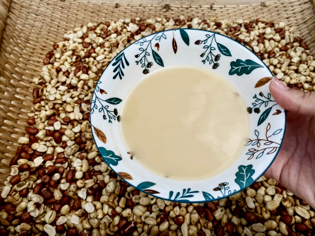 DiscoverYantai's tweet photo. For the people of #Fushan District in #Yantai City, the nostalgic flavor of fried flour is a cherished memory~🥣 It is crafted from freshly harvested wheat🌾, charred to perfection and then transformed into a fragrant delicacy. Served as a refreshing paste mixed with cold water and seasoned with peanuts🥜, honey🍯, or sugar, it offers a delightful balance of smoky and sweet. Indulge in this timeless treat that carries the essence of a simpler time^^ #HaveABiteOfYantai 😋😛 
(Source: Fushan District, Yantai City)