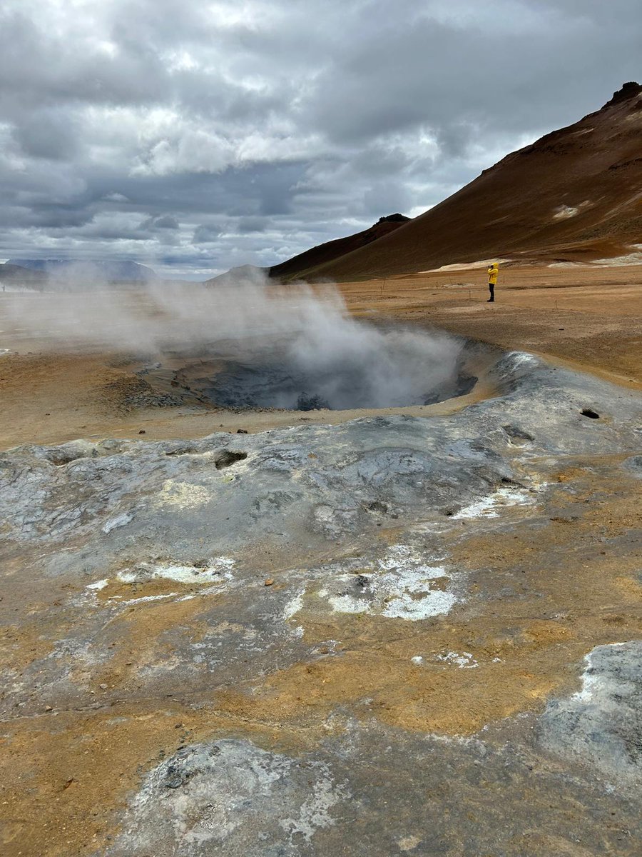 TUD_AppliedGeo's tweet photo. #FieldworkFriday has arrived!
During the coming weeks we are not going to share #3Dmodels but #outcrops that our staff finds in their holidays ⛰️🏔️
Let's start with these photos from #columnarjoint , #geyser, and two rivers running through #basalt. Welcome to #Iceland ! https://t.co/6MKfx5wRLb