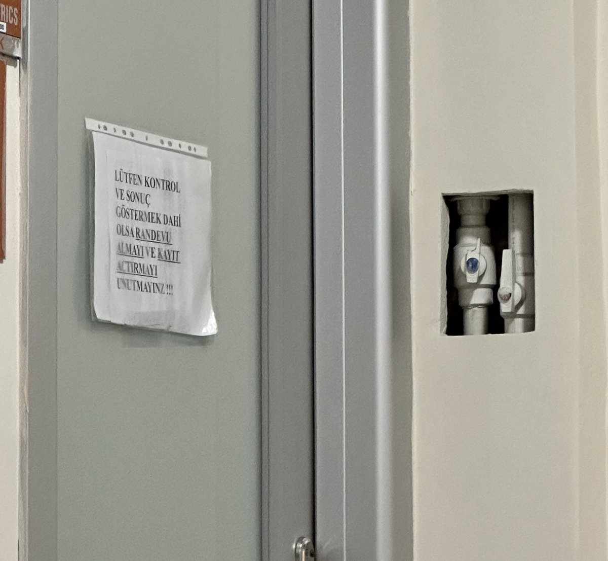 Şu boruları her gelişimde diz röntgen filmi sanıyordum
Meğer su borusuymuş 🤦🏻‍♀️
Kaç aydır doktora geliyorum duvarda bunun ne işi var diye düşünüyordum 🙈🙈

O zaman en kör gözlüsünden 
#Günaydınnn 🐣💙