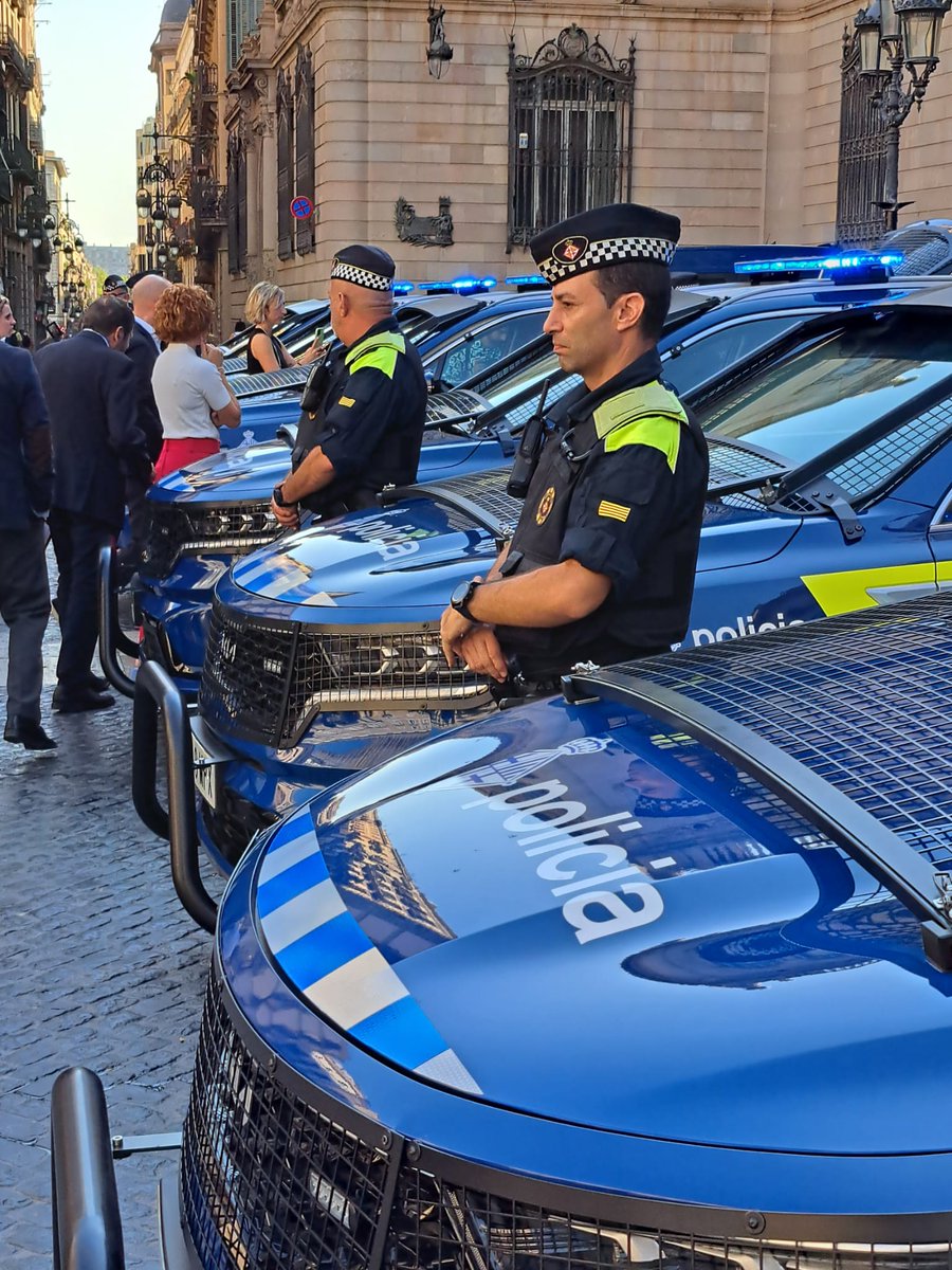 Albert_Batlle_B's tweet photo. Presentació dels nous vehicles de la @GUBBarcelona destinats a la #UREP. @jaumecollboni @bcn_ajuntament. https://t.co/JOOEpkpBkF