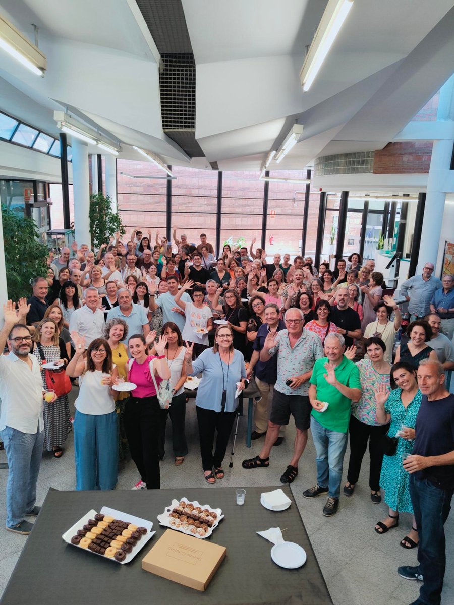 Ahir a la <a href="/BibVetUAB/">Biblioteca de Veterinària UAB</a> vam celebrar la jubilació d'en <a href="/dractari/">Vicenç Allue</a>, que n'ha estat el cap durant més de 30 anys. Moltes gràcies per tot i que gaudeixis molt a la nova etapa! 
<a href="/UABveterinaria/">Facultat de Veterinària de la UAB</a> <a href="/bibliotequesUAB/">Biblioteques UAB</a>