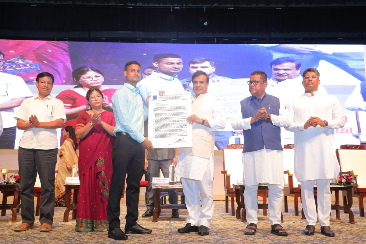 himantabiswa's tweet image. Empowering Assam's Youth 🤝

After providing 97,505 Govt jobs to our youth in the recent past, today we distributed appointment letters to 465 candidates in various departments. 

We are firmly on course to complete 50,000 addl recruitments by May 2025.

#PromisesFulfilled