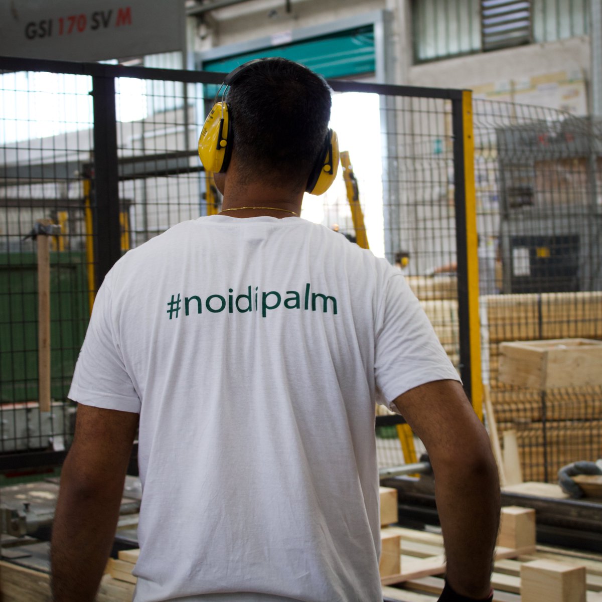 PalmSpa_SB's tweet photo. Siamo orgogliosi dei nostri straordinari collaboratori che, ogni giorno, contribuiscono a trasformare il legno grezzo in pallet sostenibili. Con passione e competenza, rispettiamo l'ambiente e le persone, confermati dalle nostre certificazioni PEFC e FSC. Grazie ragazzi! https://t.co/6QpPm0Qvo7