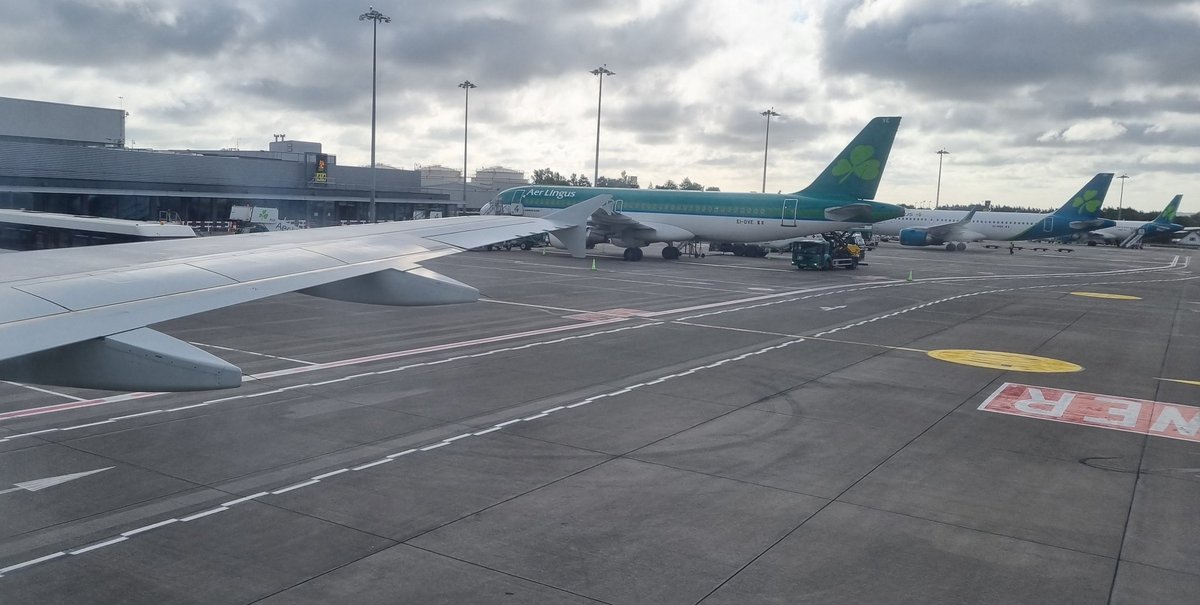 ParanjpeV's tweet image. #wingfriday @AerLingus 2hr40mins #flighttime via #WicklowMountains #BayofBiscay into 35 degrees!