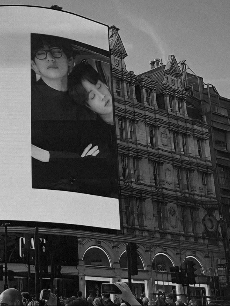 jungkovtae's tweet photo. 🖤 https://t.co/My5z9cLXGs