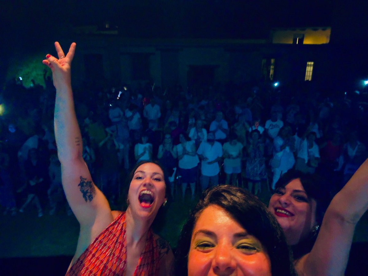 GRACIAS LEÓN 🧡🧡🧡 No podría haber sido más chulo el ambiente en el que actuamos ayer! Ahora: VACACIONES 🌺🩵🥝☀️