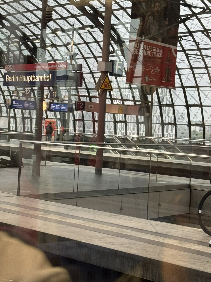 davidroilan2's tweet photo. Der Sommer  kam 
Und berlin war der schönste 
Platz auf Erden 
Wir hatten das Gefühl im Mittelpunkt der Welt zu stehen
Dort, wo sich endlich etwas bewegte
Und wir bewegten uns mit ❤️ https://t.co/rNojRD3sfT