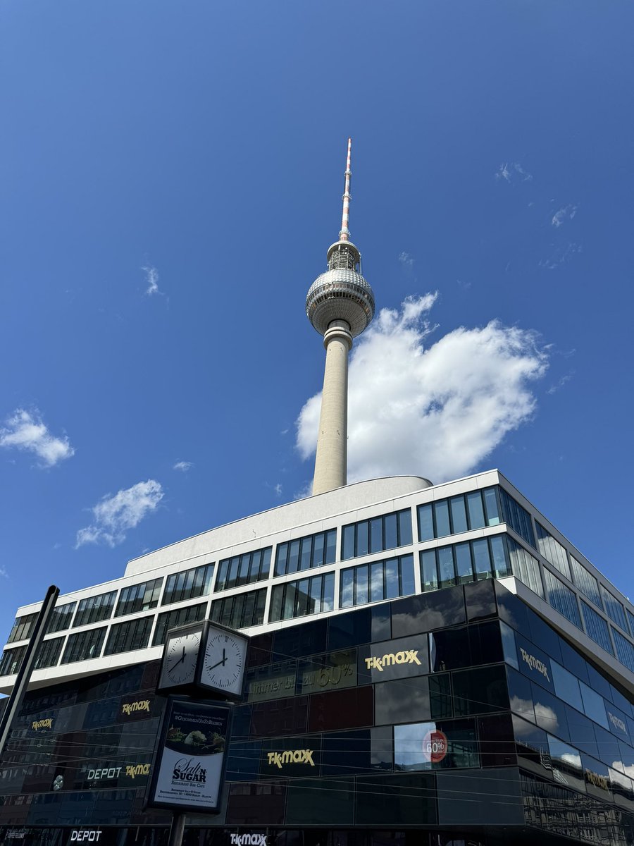 davidroilan2's tweet photo. Der Sommer  kam 
Und berlin war der schönste 
Platz auf Erden 
Wir hatten das Gefühl im Mittelpunkt der Welt zu stehen
Dort, wo sich endlich etwas bewegte
Und wir bewegten uns mit ❤️ https://t.co/rNojRD3sfT