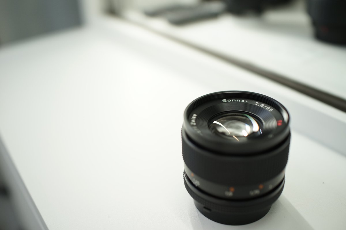 sanpoucamera's tweet image. ヤシカ・コンタックスマウントのレンズは
比較的重く大柄な物が多い
Zeissの美しいボケ味を体験するのなら
F値の明るい大きなレンズが必要となるが
造りが良い分重量も重くなる
もう少し気軽に撮りたい、と
そんな時にこのレンズたちは有用かもしれない
＃25ｍｍ　
＃35ｍｍ　
＃45ｍｍ　
＃85ｍｍ