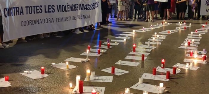 UGTPV's tweet photo. UGT-PV se suma a la crida  participant la nit passada en les vigílies contra la violència masclista per a  reclamar als poders públics que actuen i que elaboren el segon pacte valencià contra la violència de gènere.
https://t.co/VUYSEg2CYH https://t.co/DC7f4f21iu