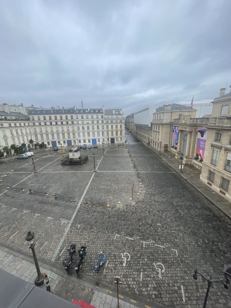 YvesPDB's tweet image. #Paris confiné ! #Pris sous la pluie ! Un peu de tristesse pour une cérémonie d’ouverture des ⁦@jeuxolympiques⁩ ! Espérons que le soleil va revenir ! Mais la météo ne fera pas de cadeau ! Est-ce que cette pluie ne va pas empêcher des compétions sur la Seine ?
