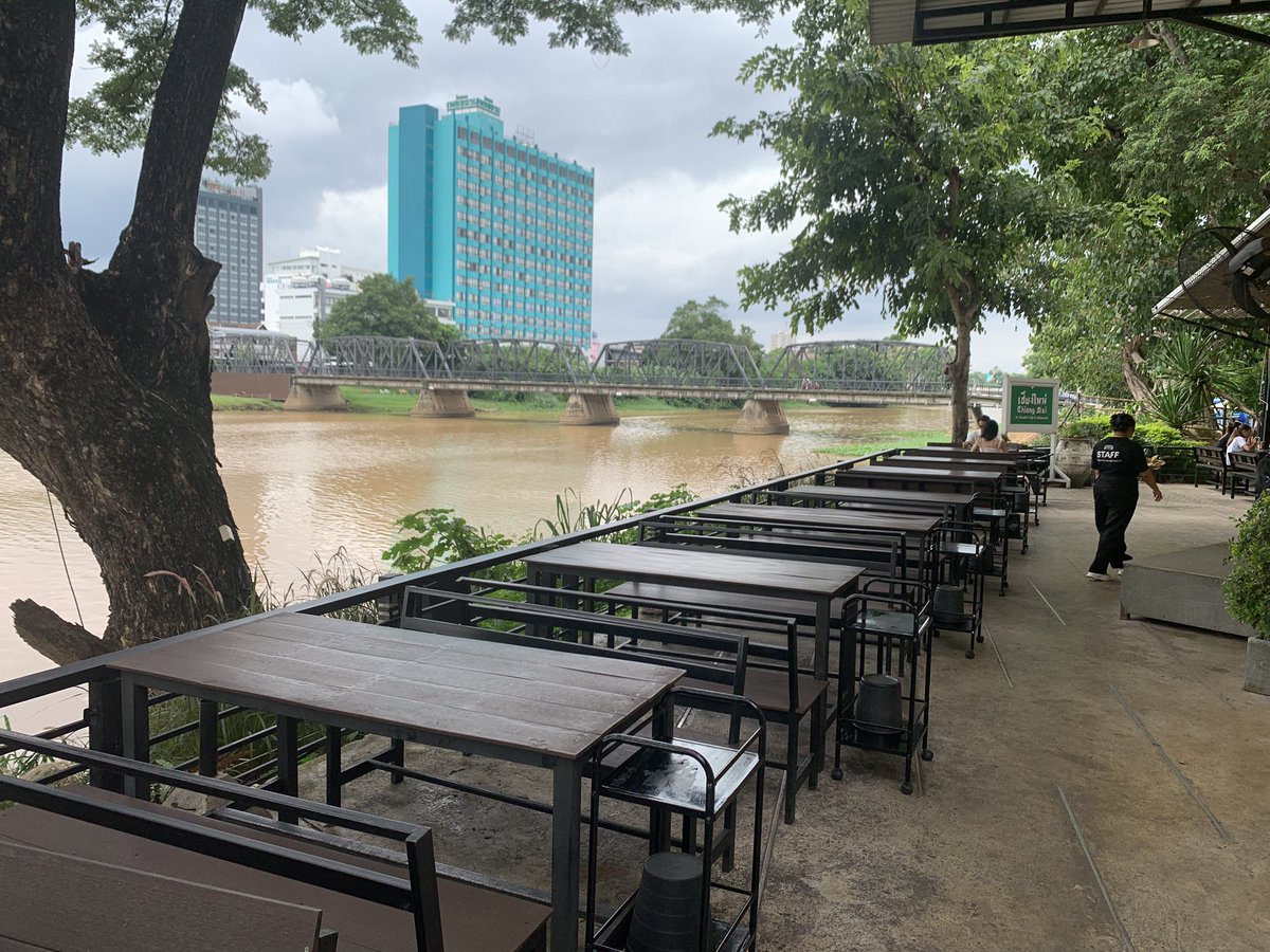 JamieTPE2021's tweet image. 來個白天的 At Khualek Cafe &amp;amp; Restaurant 風景

Khua - 橋
Lek - 鐵

和台灣的西螺鐵橋 相同

Jing Jai Market 餐飲消費較高
午餐再次到 KhuaLek

#最愛還是Anusarn夜市的 
#Vegi #TomYumGong