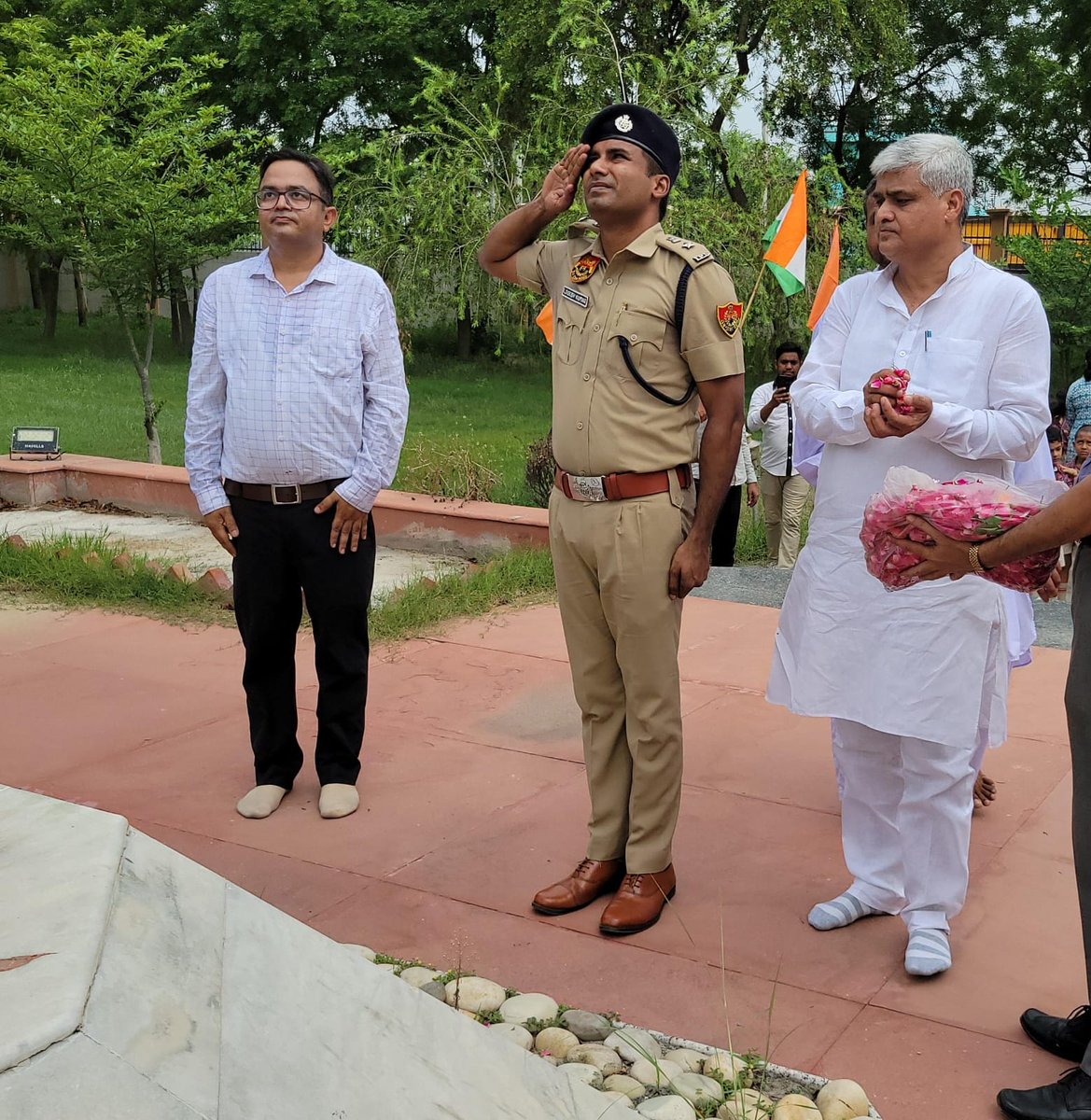 jhajjarpolice's tweet photo. कारगिल विजय दिवस पर #डीसीपी झज्जर श्री लोगेश कुमार ने कारगिल शहीद जवानों को श्रद्धांजलि दी। इस दौरान दैनिक जागरण से चीफ रिपोर्टर, डीएवी स्कूल के अध्यापक छात्र, व अन्य गणमान्य व्यक्ति मौजूद रहे। https://t.co/ofWMe4LmLM