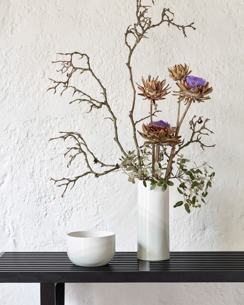 The Herringbone Vessels are created by repeatedly immersing ceramic bowls and vases in a coloured glaze. This process yields a pattern with an intrinsic logic, determined by the dipping angle as well as the shape and weight of the piece.

vitra.com/living/product…

#Vitra #RawEdges