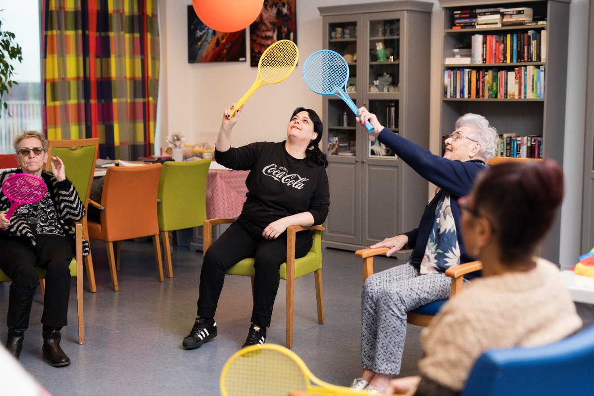 Om het gat te dichten tussen zelfstandig wonen en een verpleeghuis heeft de gemeente in 2021, samen met woningcorporaties, zorg- en welzijnsorganisaties seniorencomplexen omgevormd tot Thuisplusflat. trotsophumanitas.handenvanhumanitas.nl/site/2024/07/2…