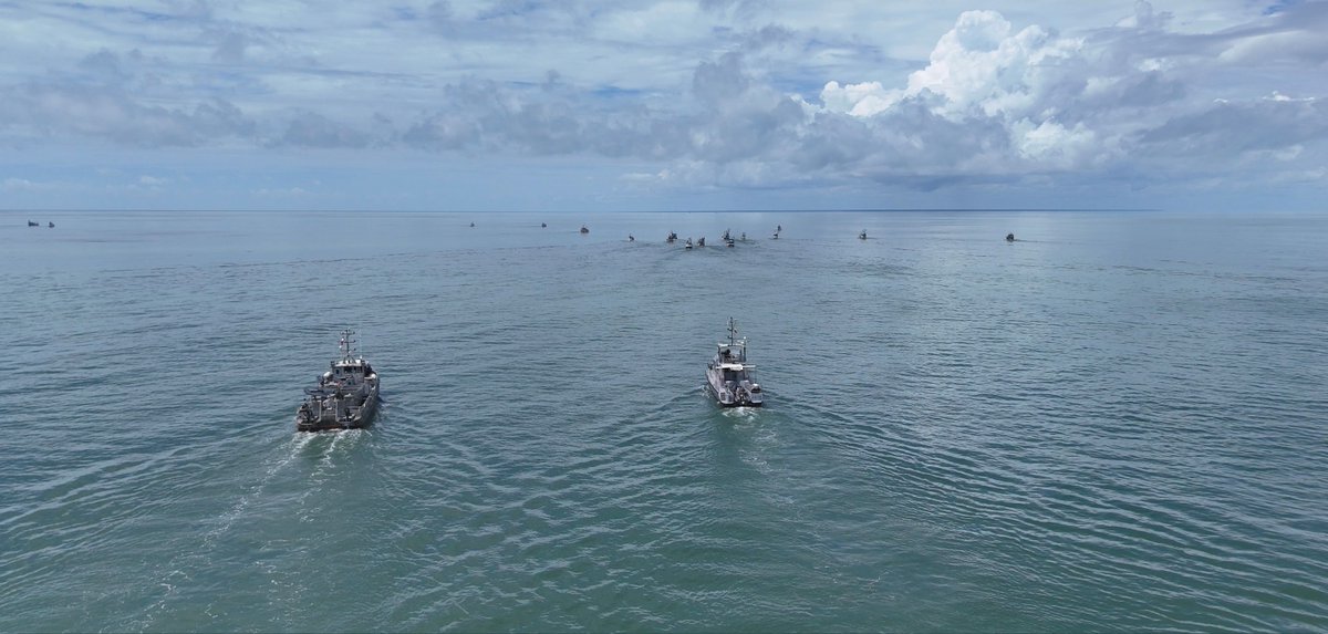FrenchForces's tweet photo. In addition to #HARPIE operation to combat illegal gold panning, @Armees_Guyane are carrying out #POLPECHE fisheries policing missions.
On its way back from 🇧🇷, 🇫🇷 encountered illegal fishing boats. 🐟
👉 🇫🇷 continues to ensure maritime security in its territorial waters. 🚢 https://t.co/zCT0zZxFv5