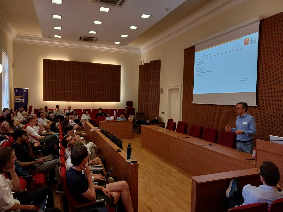 vldb_ssc's tweet image. An energising start of the last day with Felix Naumann's lecture on data profiling 🔎
