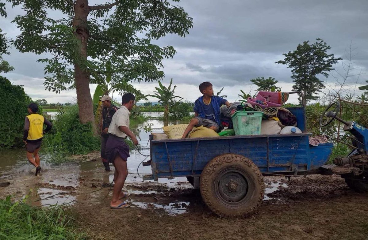 zawmoethant71's tweet photo. The infantry battalion 422 of military council, which based in #Mobyel Twp Karenni state,opened floodgates of Mobyel dam, causing the #Bilu(Ogre )river had flood & the evacuees to be evacuated again,said locals.
https://t.co/gJMP7qUS3d
#2024Jul26Coup
#WhatsHappeningInMyanmar https://t.co/hrqtwm4k3O