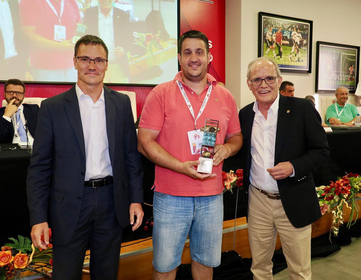 Ayer recibimos en las instalaciones de la <a href="/FCyLF/">RFCYLF</a> el trofeo al juego limpio, gracias a ser el equipo con menos tarjetas de la preferente.
