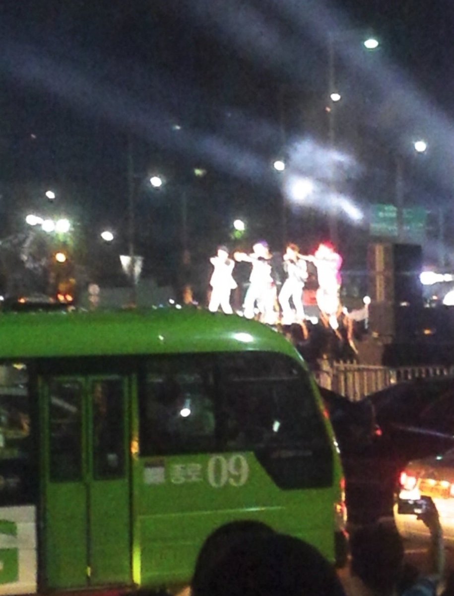 eun_taeng's tweet photo. 갑자기...12년전 사진이라면서
한장의 사진이 떴는데...
.
.
.
.
.

비스트 광화문대첩사진임...

12년전의 폰카화질 이슈 ㅋㅋㅋㅋ https://t.co/eYNOnJVFuO