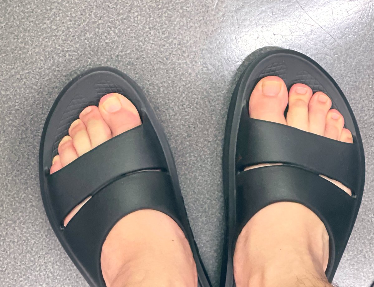 Ryo_KabukiJOKER's tweet image. 『サンダルに¥14000も払うなんて馬鹿らしい！！！』と思われる方もいらっしゃると思いますが、一度履いたらもう他のサンダル履けません。本気の時はつま先がギューンってなります。

#リカバリーサンダル
#oofos
#oomega