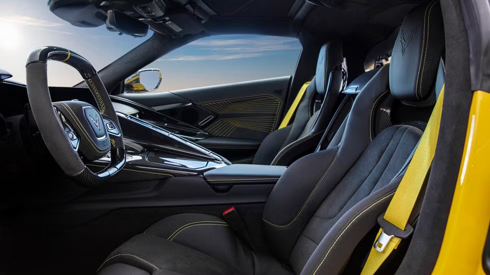 Earlsimxx's tweet photo. It’s so powerful they even had to change the bolt pattern on the wheels - no electric motors, just a pair of 🐌🐌 and the 5.5L V8 for a total of 1,064hp. 1hp more than AMG ONE

The new 2025 Corvette C8 ZR1 
• Engine: 5.5L V8 twin turbo 
• Output: 1,064hp & 1123nm
• Gearbox: 8 speed DCT 
• 1/4 mile: 9.7s
• Top Speed: 346kmh+ (215mph+)